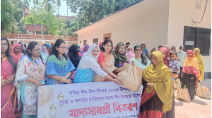 চাঁপাইনবাবগঞ্জে ঈদ-উল ফিতর উপলক্ষে লেডিস ক্লাবের খাদ্য সামগ্রী বিতরণ 