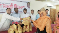 ঈদের খাদ্য সামগ্রী বিতরণ করল চাঁপাইনবাবগঞ্জ ক্লাব
