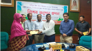 দুস্থদের অর্থ সহায়তা দিল চাঁপাইনবাবগঞ্জ জেলা প্রশাসন