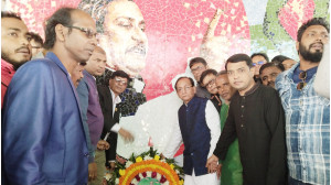 চাঁপাইনবাবগঞ্জে বঙ্গবন্ধুর প্রতিকৃতিতে আব্দুল ওদুদের শ্রদ্ধা