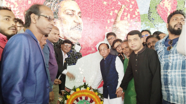 চাঁপাইনবাবগঞ্জে বঙ্গবন্ধুর প্রতিকৃতিতে আব্দুল ওদুদের শ্রদ্ধা