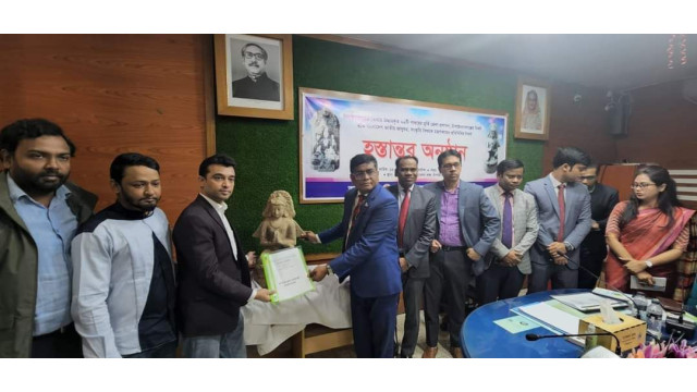 ভোলাহাট থেকে উদ্ধার হওয়া মূর্তি দুটি জাতীয় জাদুঘরে হস্তান্তর