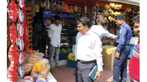 চাঁপাইনবাবগঞ্জে ফুটপাতে  অবৈধ অংশ অপসারণে ভ্রাম্যমাণ আদালত 