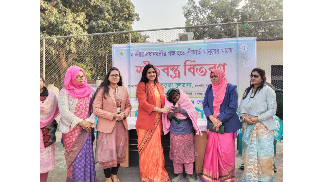 চাঁপাইনবাবগঞ্জে লেডিস ক্লাবের শীতার্তদের মাঝে কম্বল বিতরণ