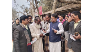 শাহজাহানপুর ইউনিয়নে নৌকা প্রতীকের ভোট চেয়ে ডা. গোলাম রাব্বানীর গণসংযোগ 