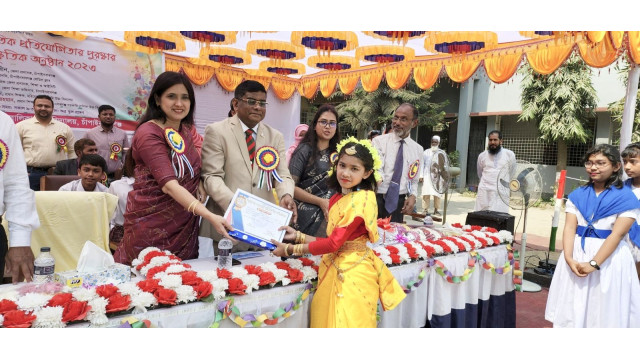 নবাবগঞ্জ সরকারি বালিকা উচ্চ বিদ্যালয়ে বার্ষিক ক্রীড়া প্রতিযোগিতার পুরস্কার বিতরণ