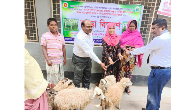 গোমস্তাপুরে দিনভর নানা কর্মসূচিতে ব্যস্ত সময় পার করলেন জেলা প্রশাসক