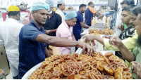 প্রথম রমজানেই জমজমাট ইফতারির বাজার