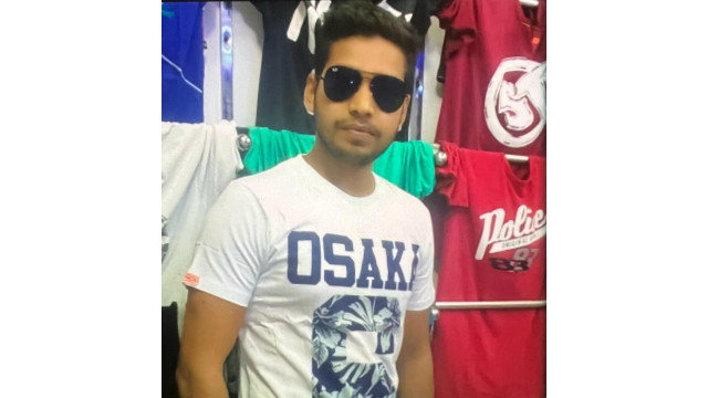 প্রকাশ্যে ঘুরে বাড়াচ্ছে ওয়ারেন্টর আসামী