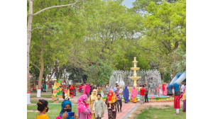 চাঁপাইনবাবগঞ্জে কালেক্টরেট শিশু পার্কে উপচেপড়া ভিড় 