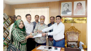 ক্যান্সার আক্রান্ত শিশু সামিয়া ও শরিফুলকে ২ লক্ষ ৯০ হাজার টাকা  দিল  এরফান আলী ফাউন্ডেশন 