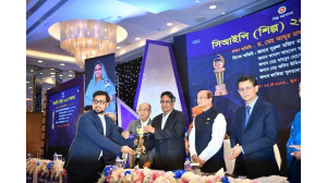 সিআইপি সম্মাননা পদক গ্রহণ করলেন মাহবুব আলম