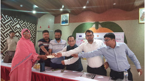 চাঁপাইনবাবগঞ্জে  চিকিৎসার জন্য রোগীদের মাঝে চেক বিতরণ 