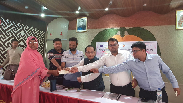 চাঁপাইনবাবগঞ্জে চিকিৎসার জন্য রোগীদের মাঝে চেক বিতরণ