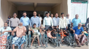 চাঁপাইনবাবগঞ্জে প্রতিবন্ধীদের মাঝে হুইল চেয়ার বিতরণ