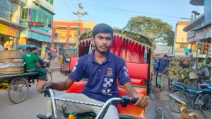 ভোলাহাটের রোমান আলী শিশুবয়সেই ধরেছেন সংসারের হাল পড়াশোনা চালিয়ে পেলেন এ প্লাস
