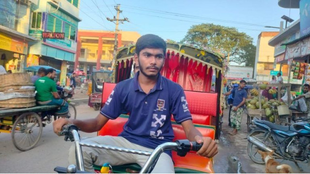 ভোলাহাটের রোমান আলী শিশুবয়সেই ধরেছেন সংসারের হাল পড়াশোনা চালিয়ে পেলেন এ প্লাস