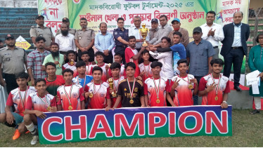 চাঁপাইনবাবগঞ্জে মাদকবিরোধী ফুটবল টুর্নামেন্টে চ্যাম্পিয়ান গোমস্তাপুর উপজেলা ফুটবল দল 