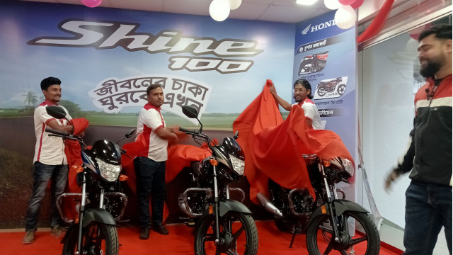 চাঁপাইনবাবগঞ্জে শিশির হোন্ডা শো-রুমে শাইন-১০০ সিসি হোন্ডা লঞ্চ অনুষ্ঠিত 
