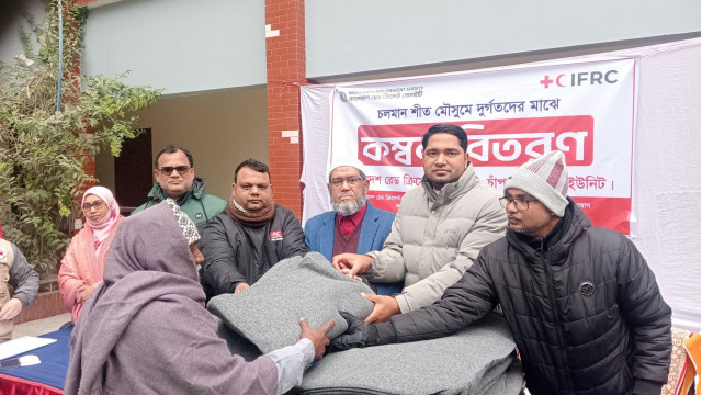 চাঁপাইনবাবগঞ্জে  রেড ক্রিসেন্টের কম্বল বিতরণ