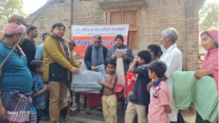 পদ্মার ভাঙন কবলিত এলাকায় কম্বল বিতরণ