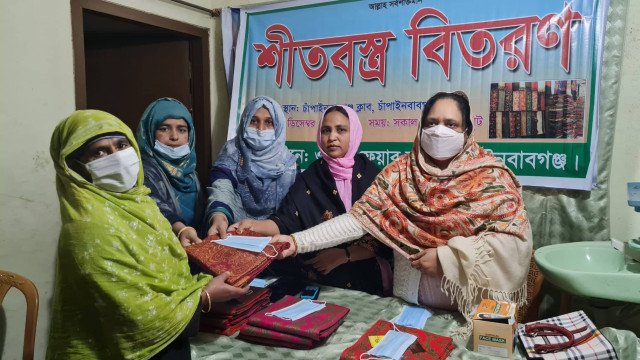 চাঁপাইনবাবগঞ্জে ওয়েল ফেয়ার ক্লাবের আয়োজনে প্রতিবন্ধী ছাত্র-ছাত্রীদের অভিভাবকদের মাঝে চাদর বিতরণ