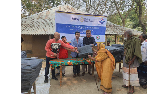 চাঁপাইনবাবগঞ্জে রোটারি ক্লাবের আয়োজনে শীতবস্ত্র বিতরণ