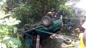 গোমস্তাপুরের বসনীটোলায় মাইক্রোবাস  উল্টে ১জন নিহত