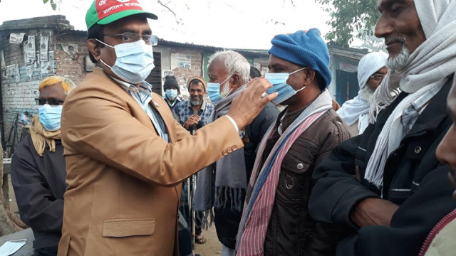 করোনা প্রতিরোধে পৌরসভার ৪ নং ওয়ার্ডে ডা. রাব্বানীর মাস্ক বিতরণ