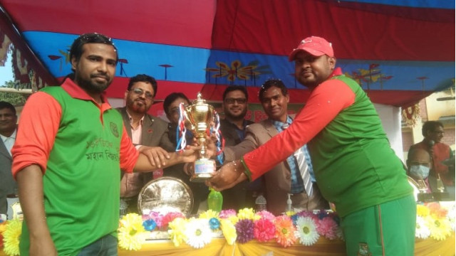 নাইস খামার ব্যবসায়ী সমবায় সমিতি ক্রিকেট টুর্নামেন্টের পুরস্কার বিতরণ