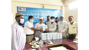 চাঁপাইনবাবগঞ্জ পৌরসভার বিভিন্ন জামে মসজিদে চেম্বারের মাস্ক বিতরণ