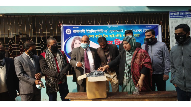 চাঁপাইনবাবগঞ্জে রাজশাহী ইউনিভাসিটি ল’ অ্যালামাইন অ্যাসোসিয়েশনের মাস্ক বিতরণ