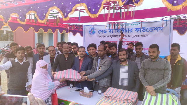চাঁপাইনবাবগঞ্জ পৌরসভার পাঁচ ওয়ার্ডের সহস্রাধিক শীতার্তদের মধ্যে মোখলেসুর রহমানের সৌজন্যে কম্বল বিতরণ