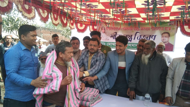পৌর এলাকার ৪ ও ৫নং ওয়ার্ডে শীতার্তদের মাঝে মোখলেসুর রহমানের কম্বল বিতরণ