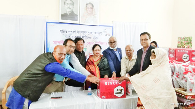 দুঃস্থ, অসহায় ও স্বামী পরিত্যক্তা নারীদের স্বাবলম্বী করতে সেলাই মেশিন দিলেন ফেরদৌসী ইসলাম জেসি