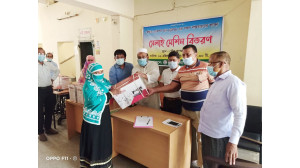 চাঁপাইনবাবগঞ্জ পৌরসভায় দুস্থ ও অসহায় নারীর মাঝে বিনামূল্যে সেলাই মেশিন বিতরণ 