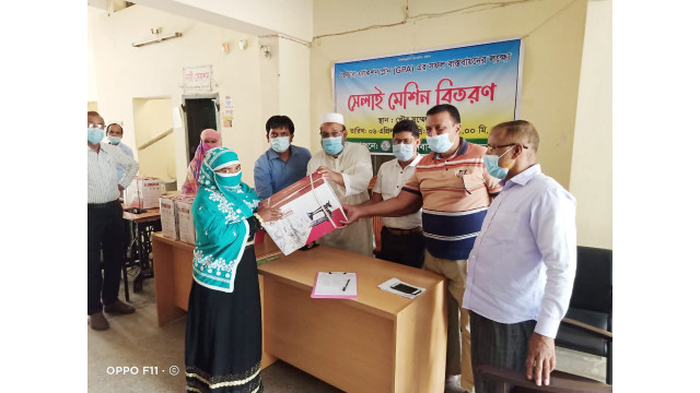 চাঁপাইনবাবগঞ্জ পৌরসভায় দুস্থ ও অসহায় নারীর মাঝে বিনামূল্যে সেলাই মেশিন বিতরণ