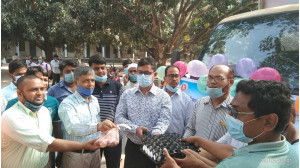 চাঁপাইনবাবগঞ্জে নায্য মূল্যে  ভ্রাম্যমাণ দুধ, ডিম ও মাংস বিক্রয় কার্যক্রমের  উদ্বোধন 