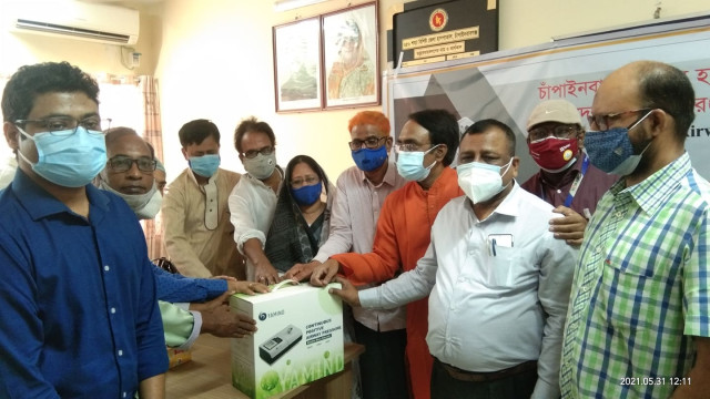 সদর হাসপাতালে ঢাকাস্থ চাঁপাইনবাবগঞ্জ জেলা সমিতির করোনার চিকিৎসা সরঞ্জাম প্রদান
