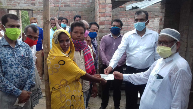 গোমস্তাপুরে ঘূর্ণিঝড়ে ক্ষতিগ্রস্ত পরিবারের মাঝে টেউটিন ও চেক বিতরণ