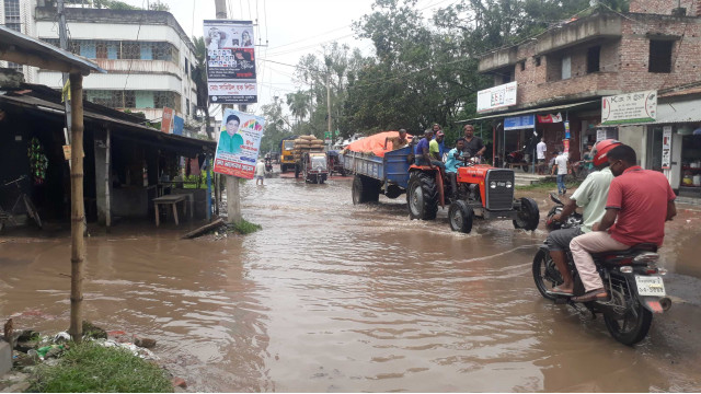 নয়াগোলা -পুলিশলাইন সড়কের বেহাল দশা, ভোগান্তিতে মানুষ