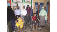 চাঁপাইনবাবগঞ্জে প্রতিবন্ধীদের হুইল চেয়ার প্রদান