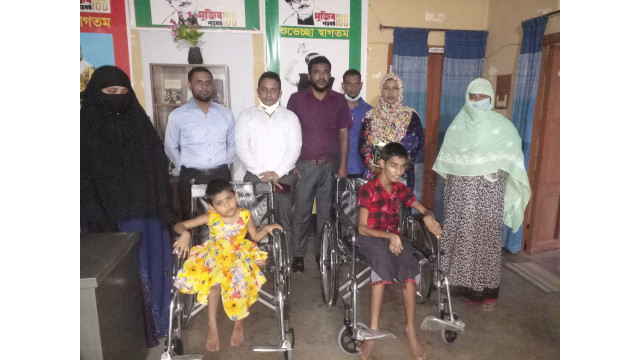 চাঁপাইনবাবগঞ্জে প্রতিবন্ধীদের হুইল চেয়ার প্রদান