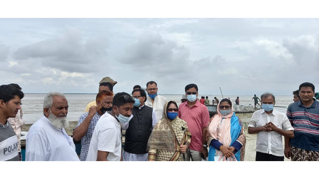 গোয়ালডুবি গ্রামে পদ্মা নদীর ভাঙন পরিদর্শন করেছেন জেসি এমপির