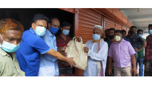 চা দোকানদের মাঝে খাদ্য সামগ্রী বিতরণ