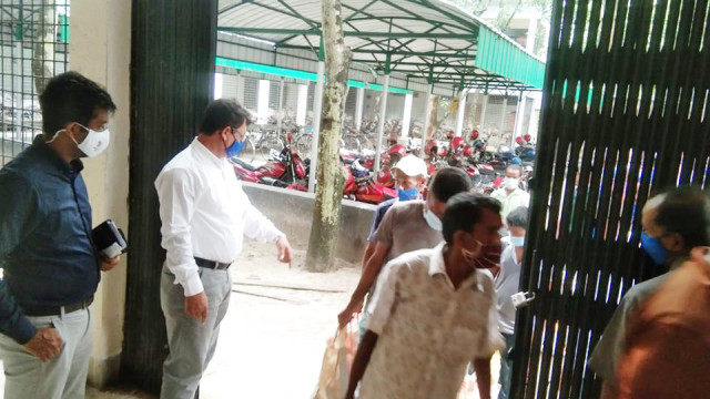 ডিসি অফিসে ভিড় জমানো অভাবি মানুষের মাঝে খাদ্য বিতরণ করলেন জেলা প্রশাসক