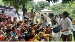 সুবিধা বঞ্চিত ও পথশিশুদের মাঝে খাবার ও মাস্ক দিল ওয়েল ফেয়ার ক্লাব 