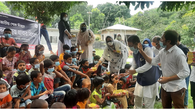 সুবিধা বঞ্চিত ও পথশিশুদের মাঝে খাবার ও মাস্ক দিল ওয়েল ফেয়ার ক্লাব