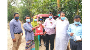 নারায়নপুর ইউনিয়নের ৫নং ওয়ার্ডের বন্যার্তদের মাঝে ত্রাণ বিতরণ