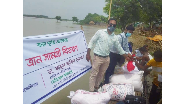 শিবগঞ্জের পাঁকা ইউনিয়নে বন্যা দূর্গত এলাকায় ডা. ফাহাদ আকিদ রেহমানের খাদ্য সামগ্রী ও ঔষধ বিতরণ